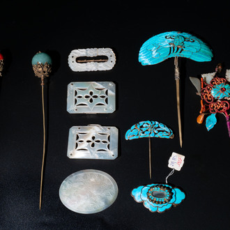Four Chinese kingfisher feathers, four mother-of-pearl and two gilt metal hairpins and brooches, 19th C.