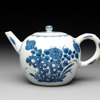 A Chinese blue and white teapot and cover with floral design, Kangxi