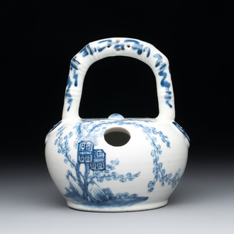 A Chinese blue and white 'Bleu de Hue' lime pot for the Vietnamese market, 19th C.