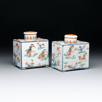 A pair of Chinese famille verte rectangular tea caddies and covers with fighting roosters, Kangxi