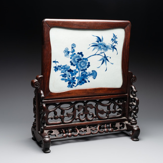 A Chinese blue and white plaque with floral design in a carved wooden screen, 19/20th C.
