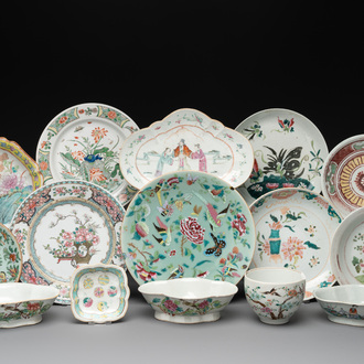 A varied collection of 15 Chinese famille rose and verte wares, 19/20th C.