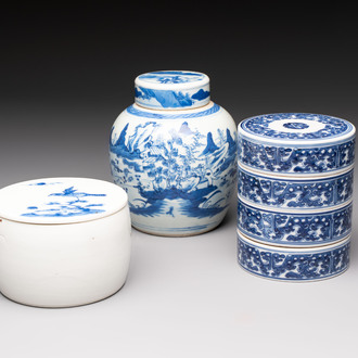 A Chinese blue and white Wang-Bu-style go stones or Yunzi 雲子 box, a four-tier stacking box and a covered jar, 19th C.