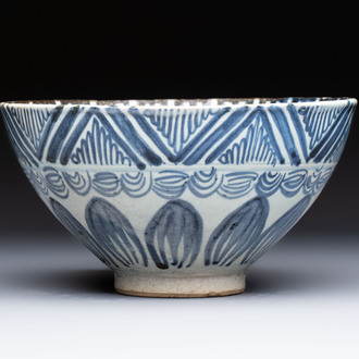 A large Chinese blue and white 'Lotus' bowl, Song Yu 松玉 mark, Anyuan Bantiantang kiln, 17th C.