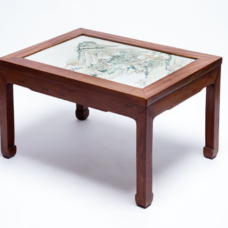 A Chinese qianjiang cai ‘Mountainous Landscape’ plaque-inset hongmu low table , 19/20th C.