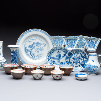 A varied collection of 18 Chinese famille rose, blue and white wares, 18/19th C.