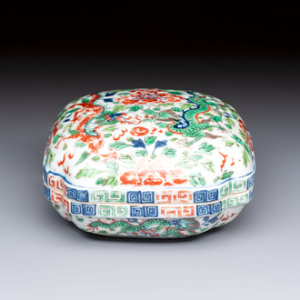 A Chinese wucai square box and cover with dragon and peony design, Wanli mark, 19/20th C.
