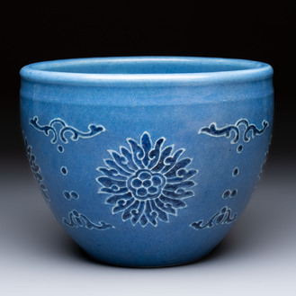 A Chinese blue and white scroll pot with Buddhist flower design, 18/19th C.