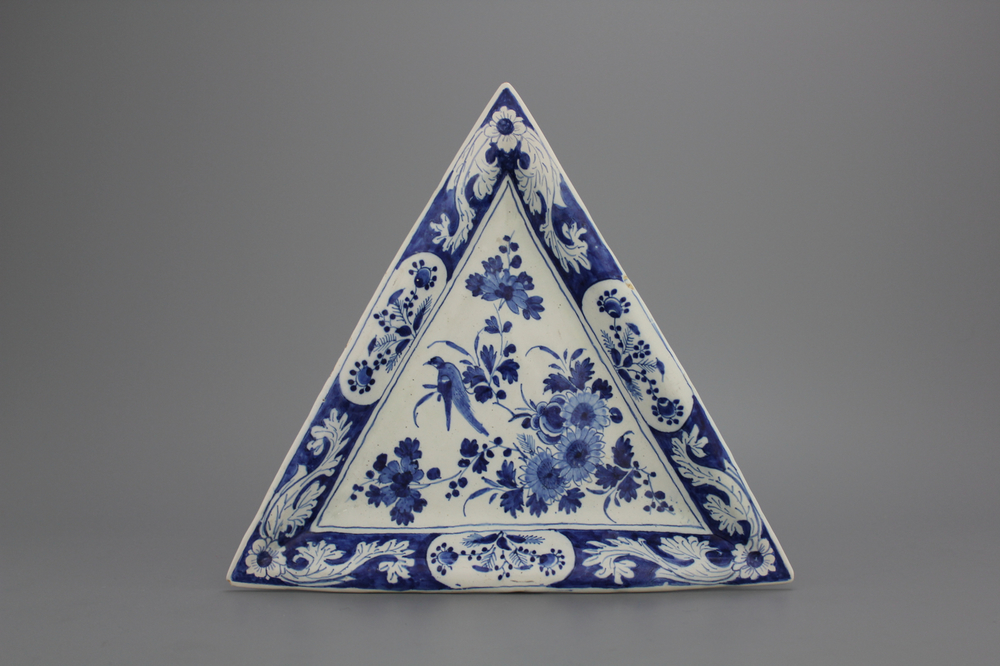 Plat inhabituel en fa&iuml;ence de Delft de forme triangulaire, d&eacute;cor bleu et blanc, fin 17e