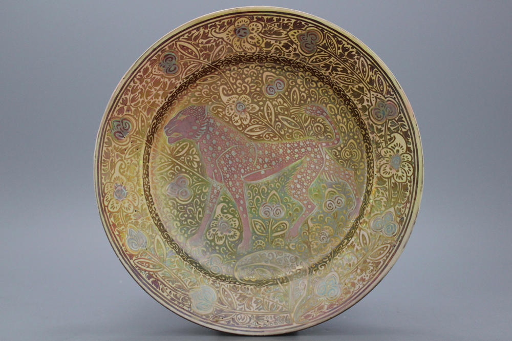 Plat en fa&iuml;ence de Delft, fabrique Porceleyne Fles, d&eacute;cor l&eacute;opard, env. 1920