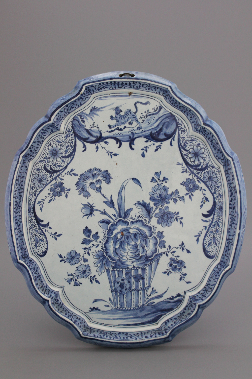 Plaque en fa&iuml;ence de Delft, d&eacute;cor floral bleu et blanc, 18e