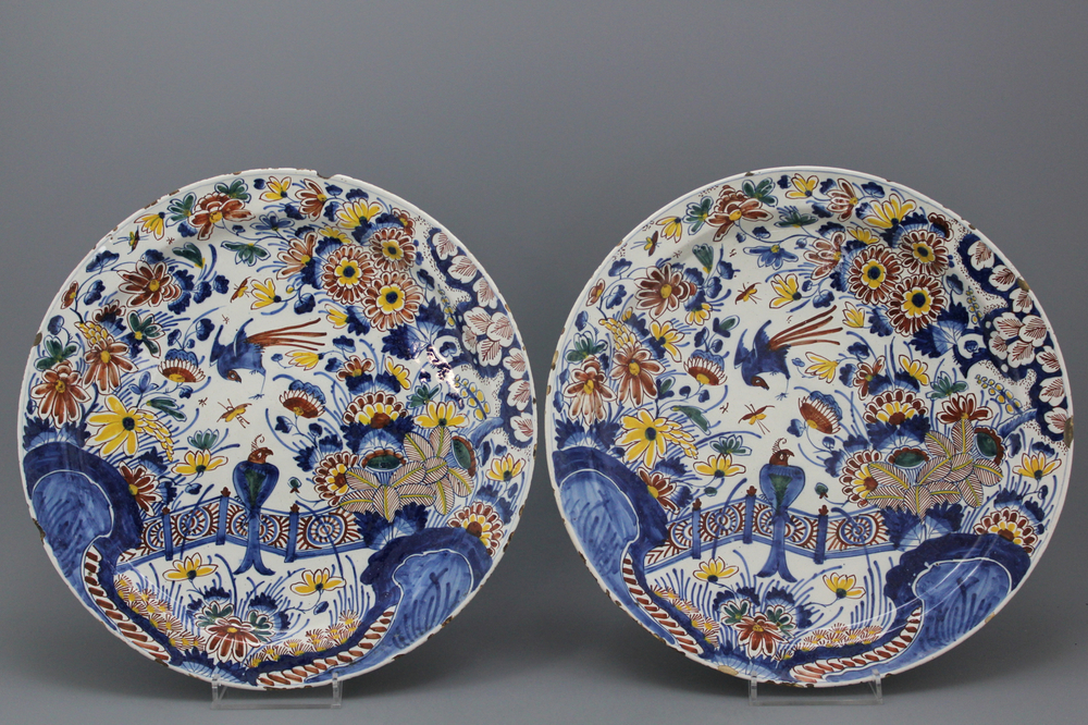 Paire de grands plats en fa&iuml;ence de Delft, polychrome, d&eacute;cor d'oiseaux et fleurs, 17e