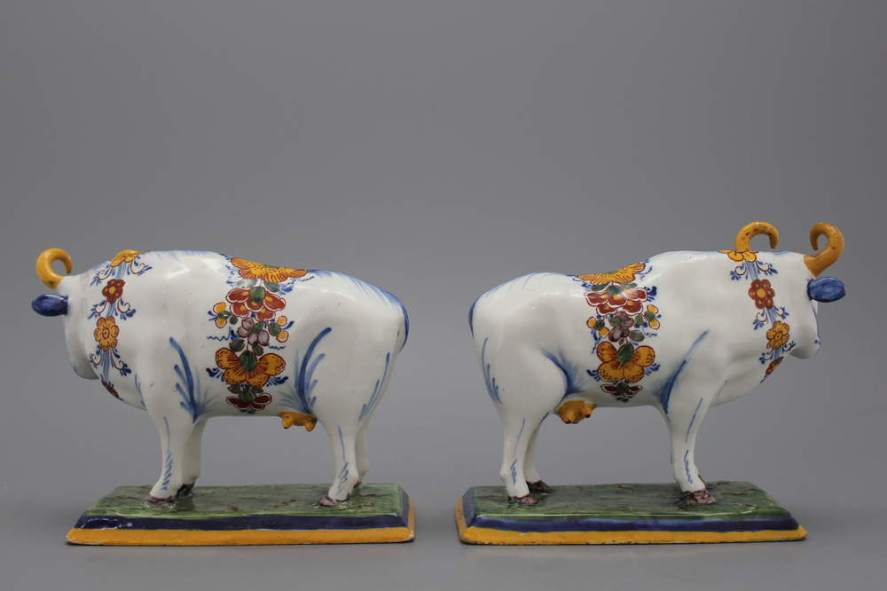 Paire magnifique de figures de vaches en fa&iuml;ence de Delft, polychrome, 18e