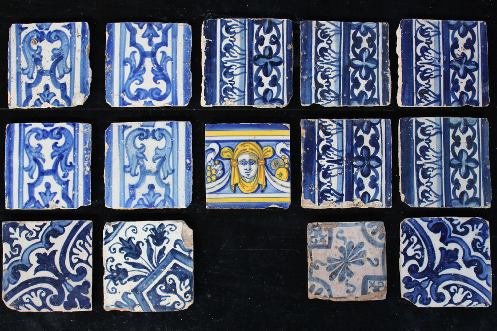 Gemengd lot van 14 Spaanse en Portugese tegels, 17e eeuw
