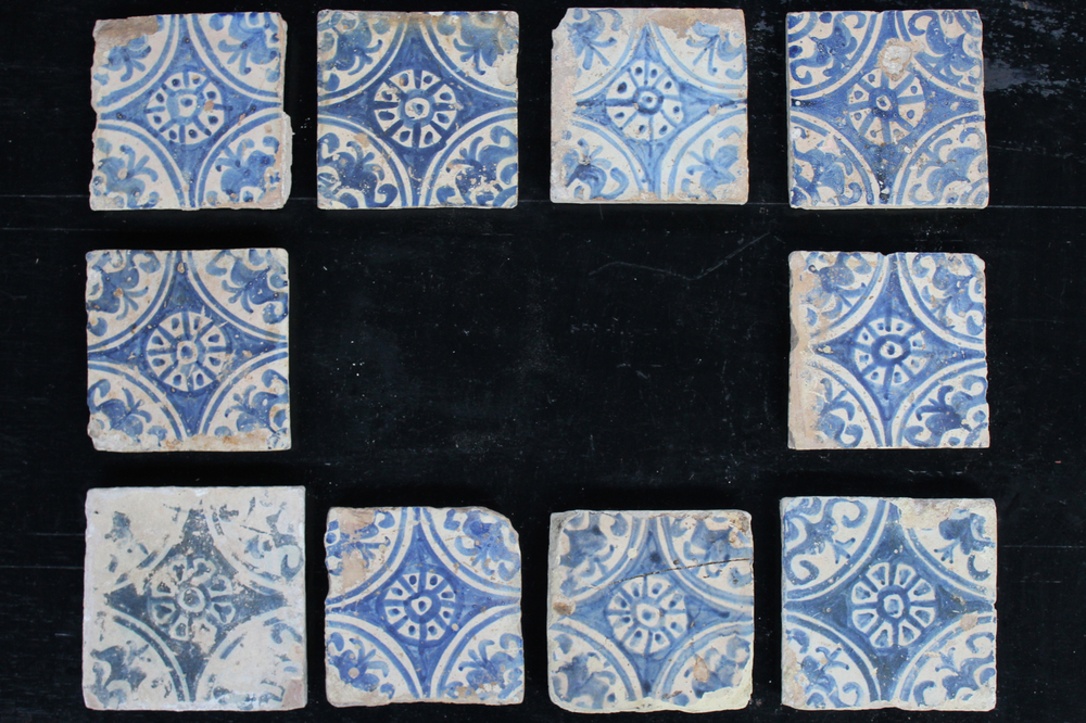 Groupe de 10 carreaux espagnols, Manises, d&eacute;cor bleu et blanc, 16e plus un carreau en forme de losange, 17e