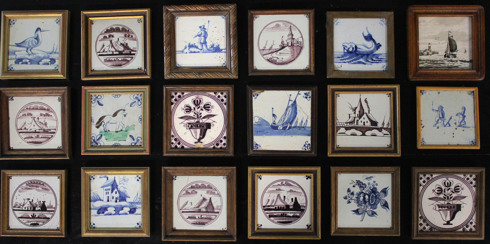 Lot van 18 ingekaderde Delftse tegels, 18e-20e eeuw.