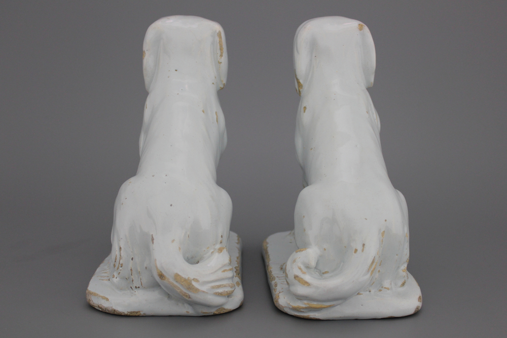 Paire de figures de chiens en fa&iuml;ence de Delft, monochrome blanc, 18e