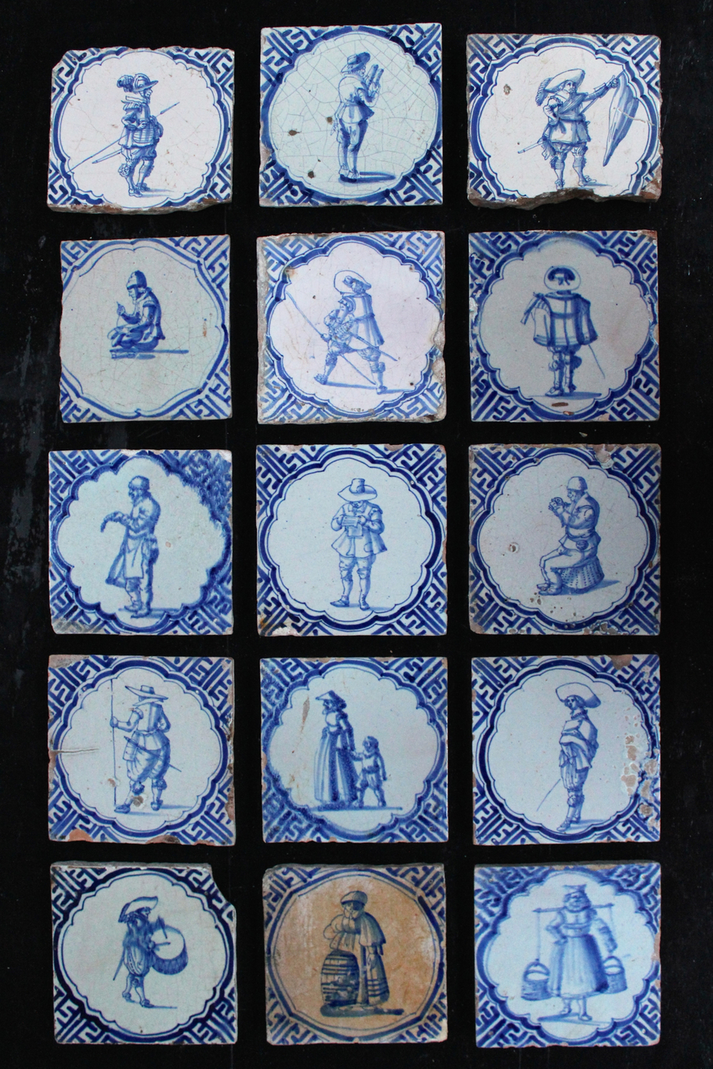 Lot de 15 carreaux en fa&iuml;ence de Delft, bleu et blanc, diff&eacute;rentes sc&egrave;nes de personnes, angles de type Wan-Li, 17e