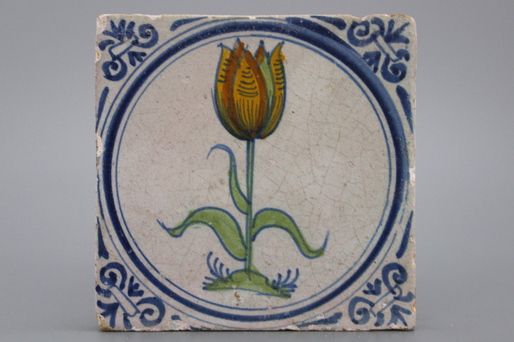 Carreau rare en fa&iuml;ence de Delft, polychrome, d&eacute;cor tulipe, Haarlem env. 1620
