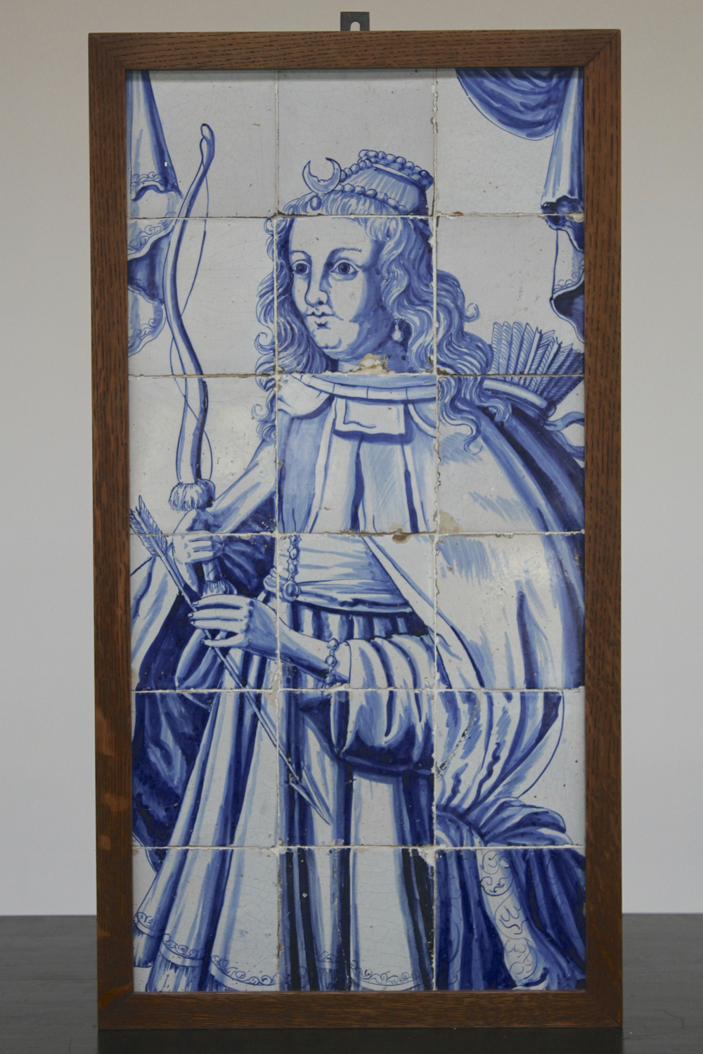 Tableau de 18 carreaux en fa&iuml;ence de Delft, d&eacute;cor bleu et blanc repr&eacute;sentant Diane, la d&eacute;esse de la chasse, 17e