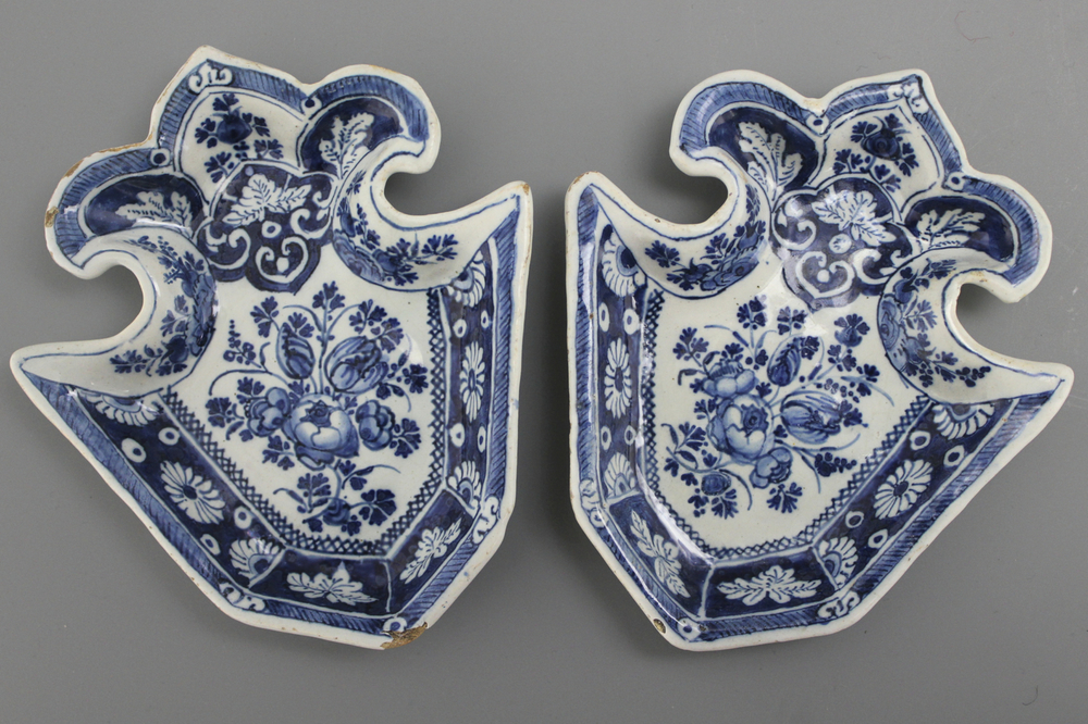Twee Delftse blauw en witte schaaltjes voor specerijen in een fleurs-de-lys-vorm, ca. 1700
