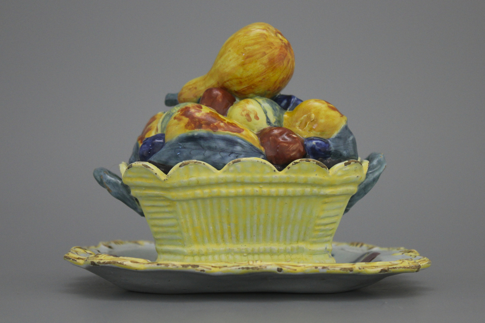 Beurrier en fa&iuml;ence de Delft, polychrome, en forme d'un panier &agrave; fruits, 18e