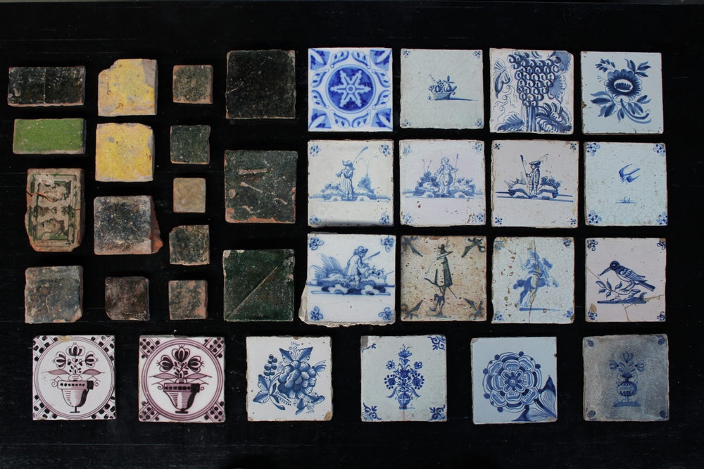 Gemengd lot van 34 tegels, met blauw en witte Delftse, 17e-18e eeuw, en vroegere Vlaamse vloertegels