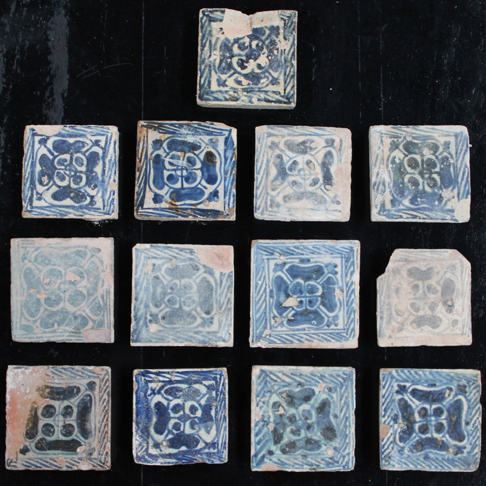 Lot van 13 blauw en witte Manises tegels, 15e eeuw