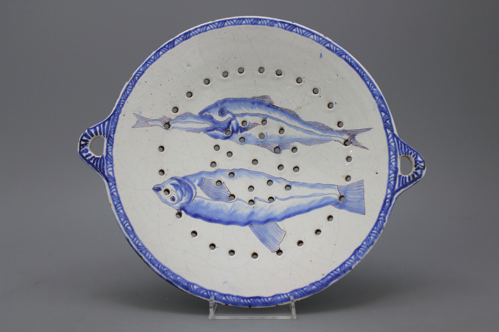 Drievoetig visvergiet in aardewerk Delftse stijl, Friesland, Makkum, ca.1800