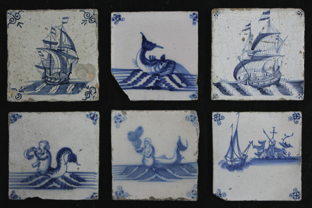 Lot van 6 blauw en witte Delftse tegels, met maritieme afbeeldingen, 17e-18e eeuw
