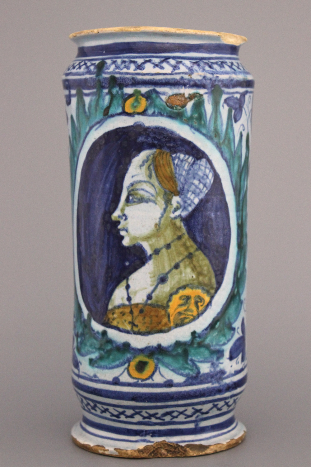 Albarello italien en majolique de Faenza, polychrome, d&eacute;cor d'un portrait de femme, 15e