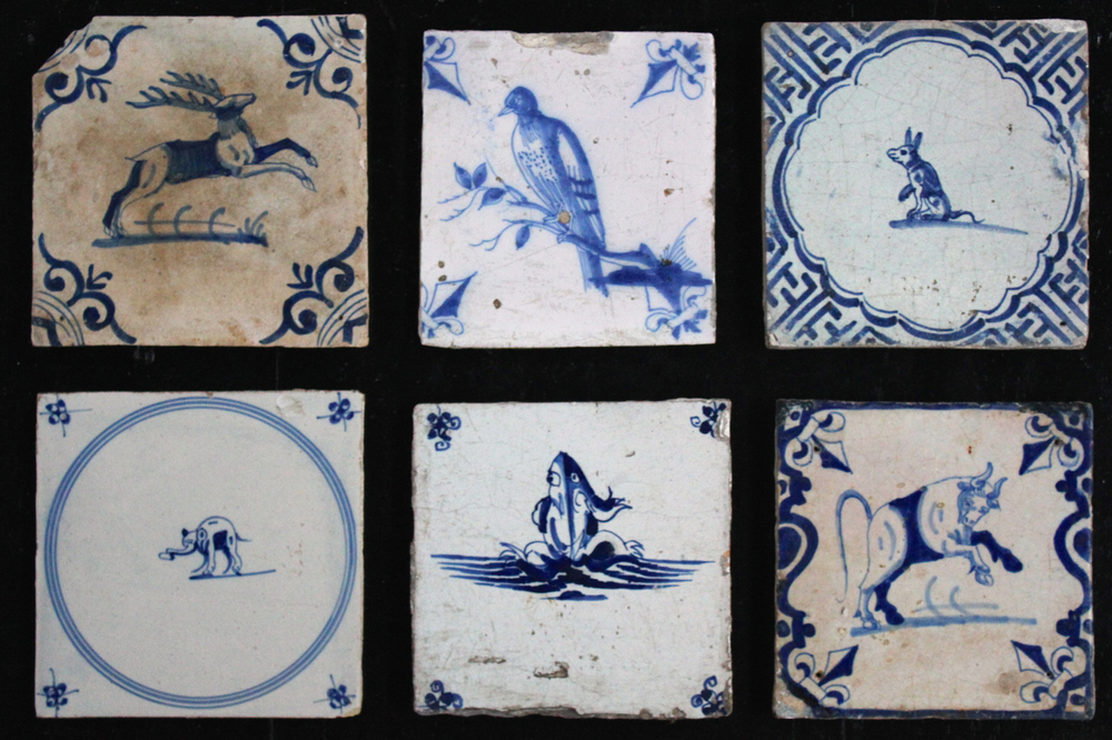 Lot de 6 carreaux en fa&iuml;ence de Delft, bleu et blanc, diff&eacute;rentes images d'animaux, 17e et 18e