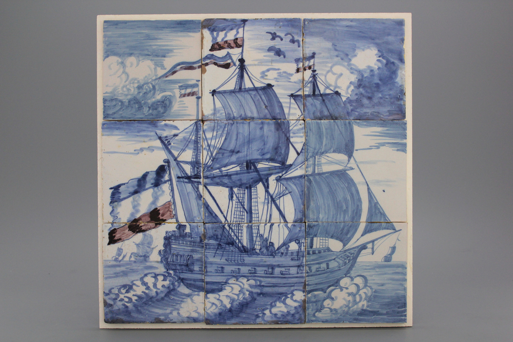 Vierkant Delfts blauw en mangaan tegeltableau, met oorlogsschip, 18e eeuw