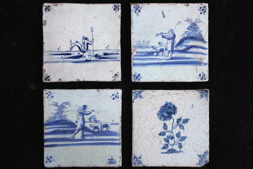 Lot de 4 carreaux en fa&iuml;ence de Delft, bleu et blanc, sc&egrave;nes divers, poss. Lille ou Gand, 17e