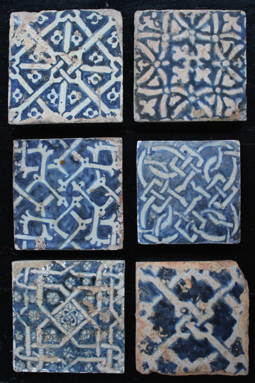 Lot van 6 blauw en witte Manises tegels, 15e eeuw
