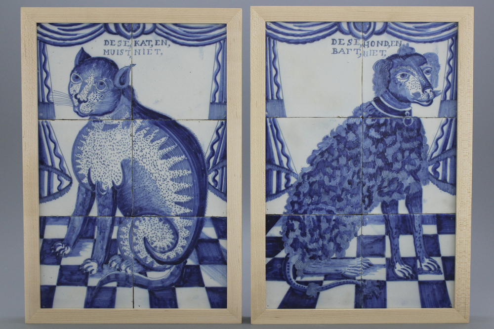 Paire de tableaux de carreaux en fa&iuml;ence de Delft, bleu et blanc, portraits de chat et chien assis en dessous d'un rideau, 18e