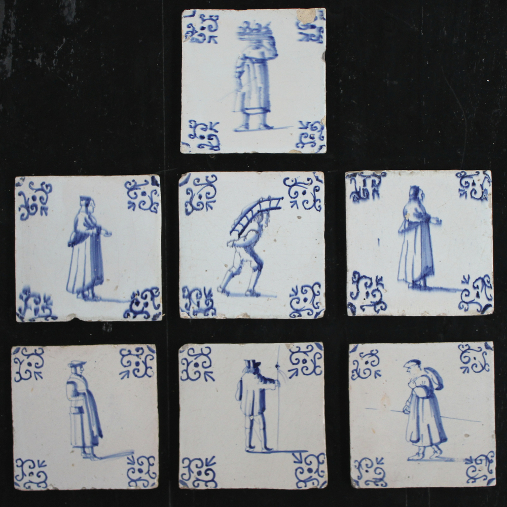 Lot de 7 carreaux en fa&iuml;ence de Delft, bleu et blanc, diff&eacute;rents personnages, 17e