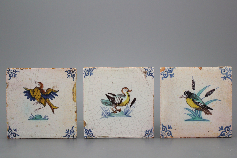3 carreaux en fa&iuml;ence de Delft, polychrome, d&eacute;cor d'oiseaux, 17e