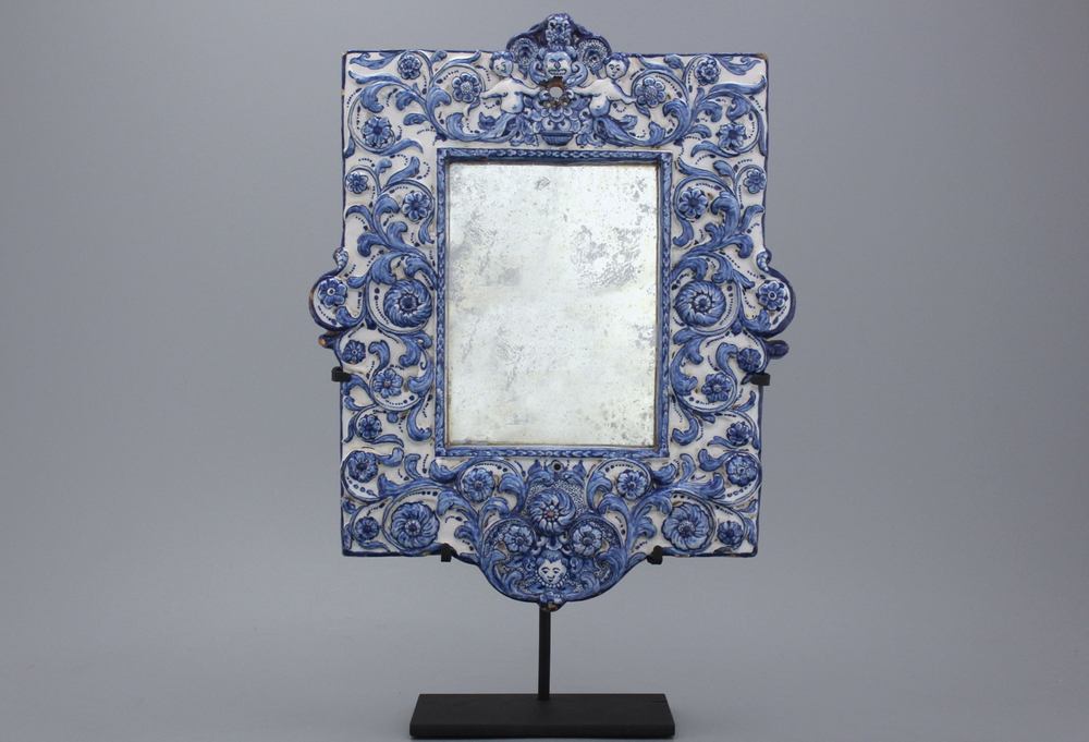 Important cadre de miroir rectangulaire en fa&iuml;ence de Delft, bleu et blanc, 1675-1685