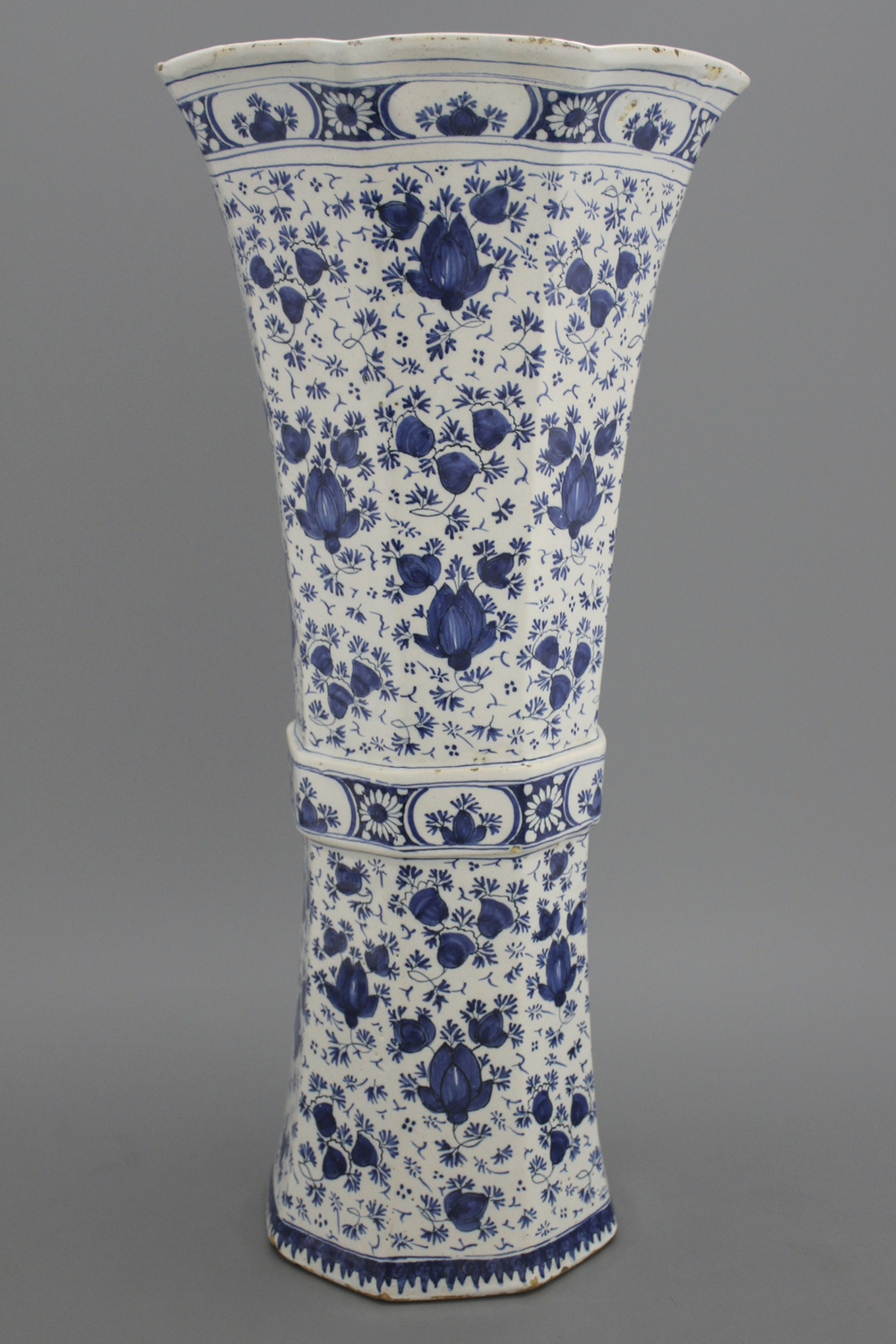 Tr&egrave;s grand vase en fa&iuml;ence de Delft, bleu et blanc, 18e 