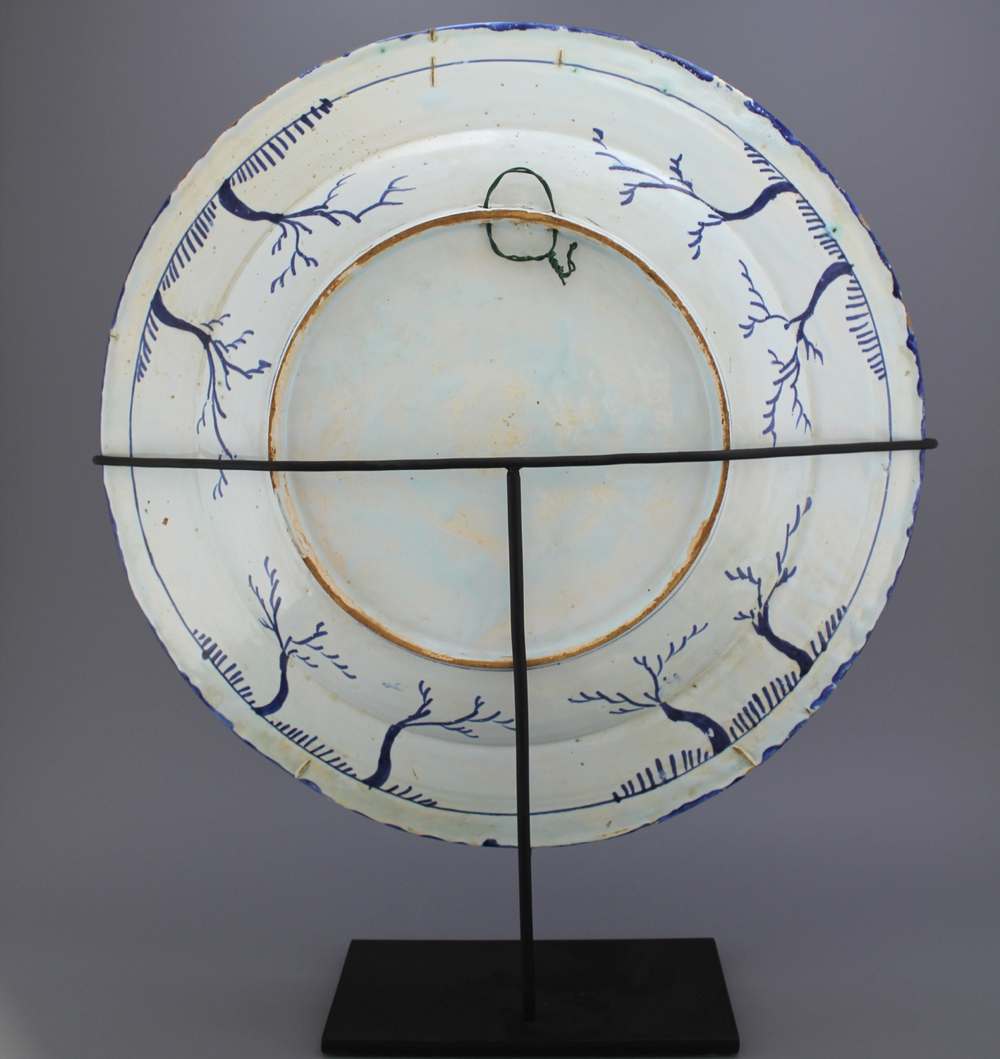 Plat impressionant en fa&iuml;ence, France Nevers, bleu et mangan&egrave;se &agrave; la chinoiserie, 17e