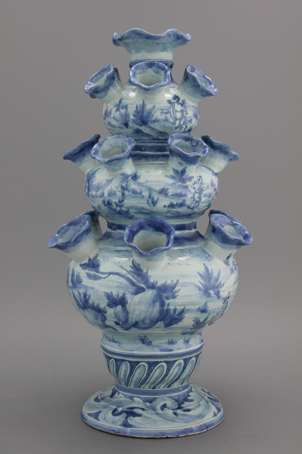 A large Italian Savona blue and white tulip vase, 18th C.