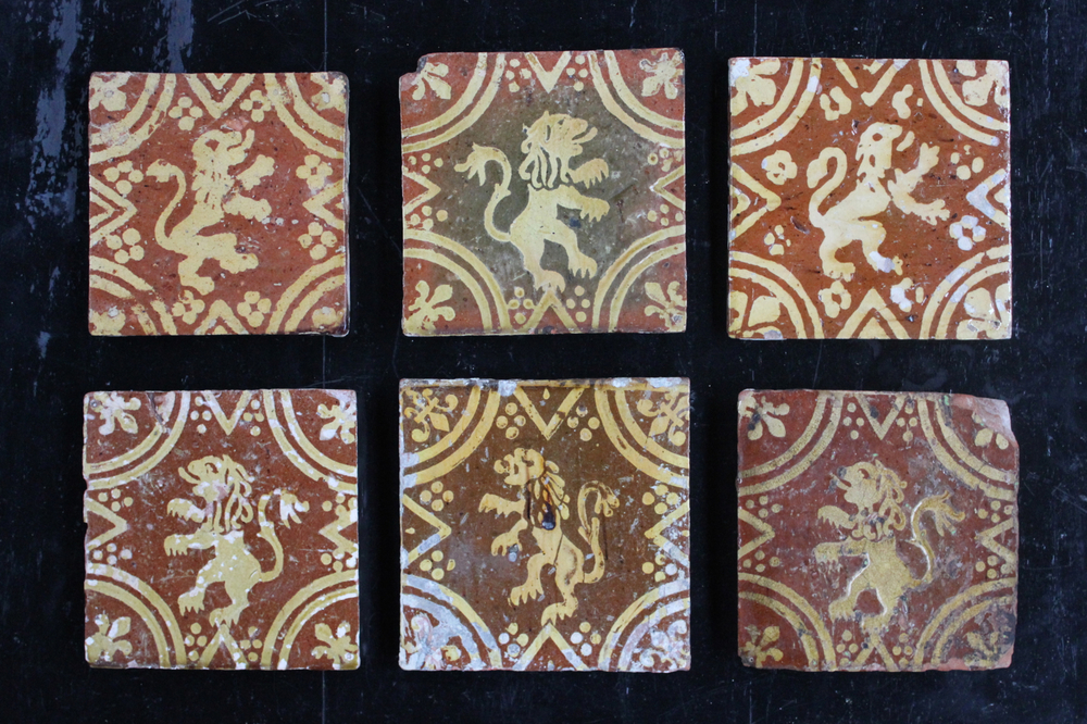 A lot of 6 slipware decorated post-medieval tiles with rampant lions, 17/18th C., Franco-Flemish