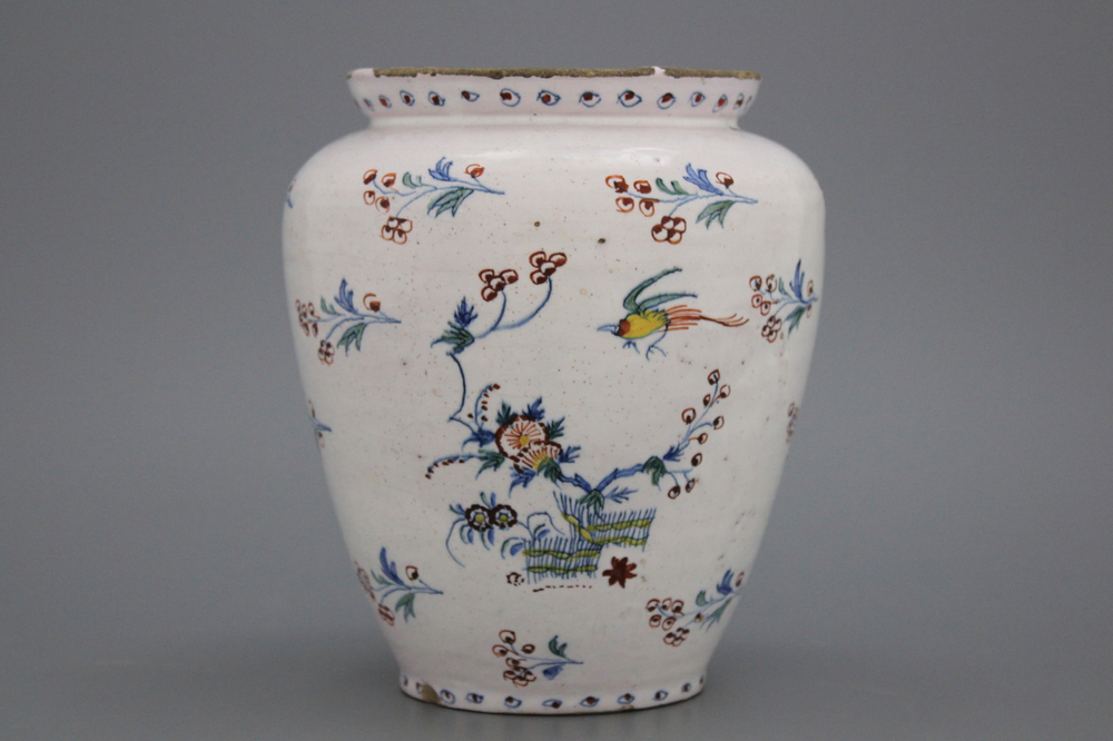 Vase balustre rare en fa&iuml;ence de Bruxelles, dit 'haie floral', 18e