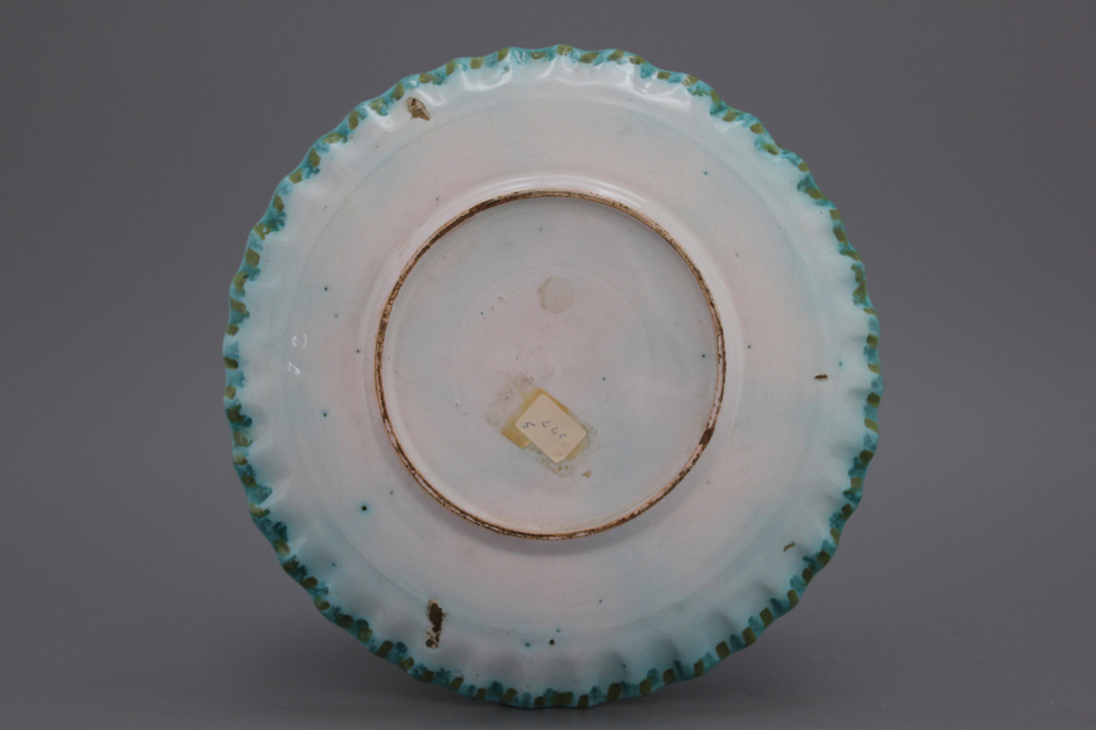 Assiette &agrave; bord encoch&eacute; en fa&iuml;ence de Bruxelles, d&eacute;cor aux papillons, 18e