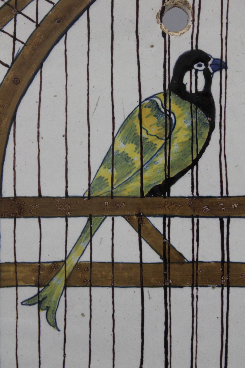 Plaque trompe l'oeil en forme de cage d'oiseau en fa&iuml;ence de Delft, polychrome, 18e