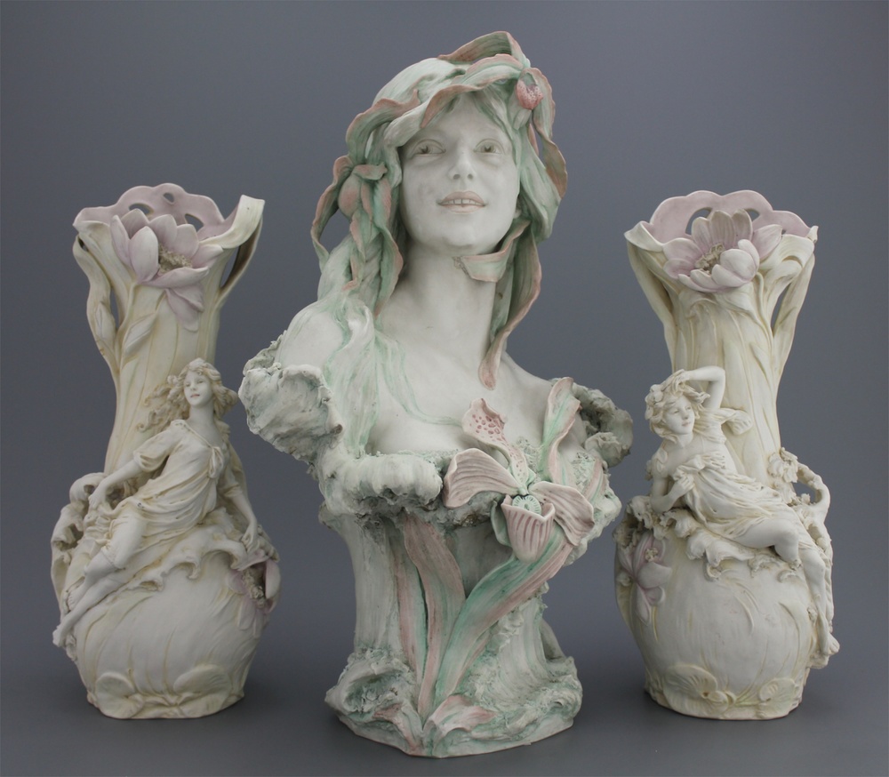 Garniture impressionant art nouveau, Royal Dux, buste et deux vases, fin 19e-d&eacute;but 20e