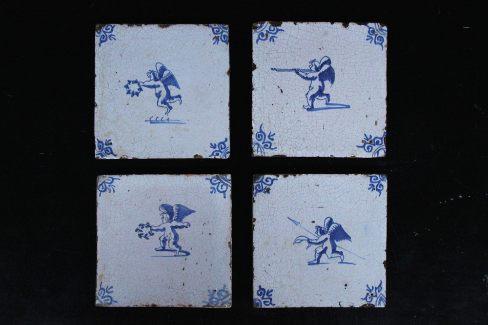 Quatre carreaux en fa&iuml;ence de Delft cupidos 17e
