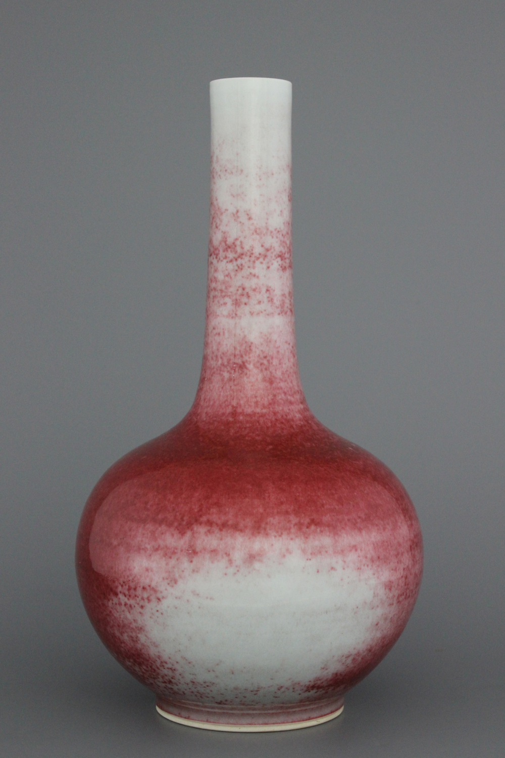 Vase de forme bouteille en porcelaine chinoise, gla&ccedil;ure 'peach bloom', marqu&eacute; Kangxi mais probablement plus tard