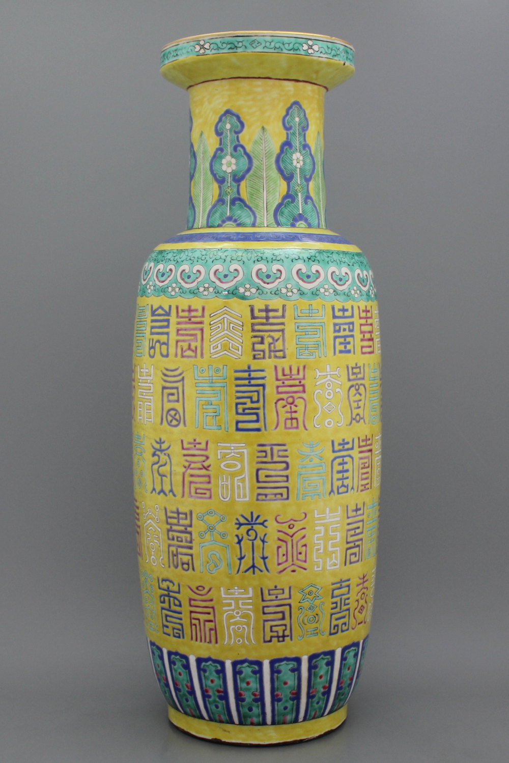 A large Chinese porcelain rouleau vase, 19th C.